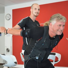 Gezieltes Korrigieren und Gegendruck durch unsere Personaltrainer.