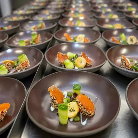 Le Gourmet – Catering für alle Sinne. Erleben Sie exklusiven Genuss mit einem Eventcatering, bei dem außergewöhnliche kulinarische Erlebnisse im Mittelpunkt stehen
Im einzigartigen Ambiente der frühindustriellen Palazzo Halle bieten wir Ihnen wechselnde, thematische Köstlichkeiten, die Sie den Alltag vergessen lassen. Unser Küchenteam kreiert mit Leidenschaft Gerichte, die sowohl geschmacklich als auch optisch begeistern und Ihr Event zu etwas Besonderem machen.
Le Gourmet steht für erstklassige