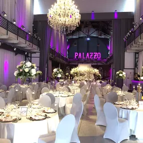 Die Palazzo Halle in Karlsruhe – Ihre perfekte Eventlocation für unvergessliche Veranstaltungen wie Firmenfeiern, Produktpräsentationen, Tagungen, Hochzeiten und mehr.
Die ehemalige Maschinenfabrik am Westbahnhof in Karlsruhe bildet ein außergewöhnliches Ambiente für exklusive Veranstaltungen mit dem gewissen Etwas. Auf 1.000 Quadratmetern ermöglicht die flexible Raumeinteilung den passenden Rahmen für jede Art von Event – von privaten Feiern wie Hochzeiten oder Geburtstage bis hin zu geschäftli