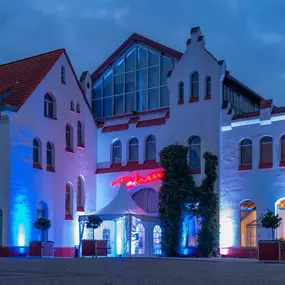 Die Palazzo Halle in Karlsruhe – Ihre perfekte Eventlocation für unvergessliche Veranstaltungen wie Firmenfeiern, Produktpräsentationen, Tagungen, Hochzeiten und mehr.
Die ehemalige Maschinenfabrik am Westbahnhof in Karlsruhe bildet ein außergewöhnliches Ambiente für exklusive Veranstaltungen mit dem gewissen Etwas. Auf 1.000 Quadratmetern ermöglicht die flexible Raumeinteilung den passenden Rahmen für jede Art von Event – von privaten Feiern wie Hochzeiten oder Geburtstage bis hin zu geschäftli