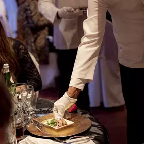 Le Gourmet – Catering für alle Sinne. Erleben Sie exklusiven Genuss mit einem Eventcatering, bei dem außergewöhnliche kulinarische Erlebnisse im Mittelpunkt stehen
Im einzigartigen Ambiente der frühindustriellen Palazzo Halle bieten wir Ihnen wechselnde, thematische Köstlichkeiten, die Sie den Alltag vergessen lassen. Unser Küchenteam kreiert mit Leidenschaft Gerichte, die sowohl geschmacklich als auch optisch begeistern und Ihr Event zu etwas Besonderem machen.
Le Gourmet steht für erstklassige