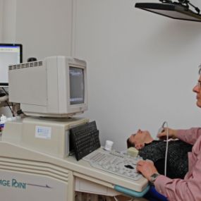 Sonographie-Raum - rechts oben der Bildschirm zum Mitverfolgen der Untersuchungen für die Patienten