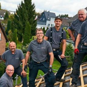 Unser Team besteht aus dem Firmeninhaber Dachdeckermeister Thomas Kantelberg, fünf Dachdeckergesellen, einem Auszubildendem, einem Helfer und einer Bürokraft.