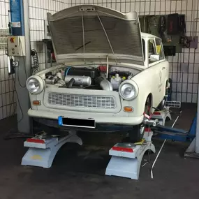 Oldtimer Auto in der Werkstatt