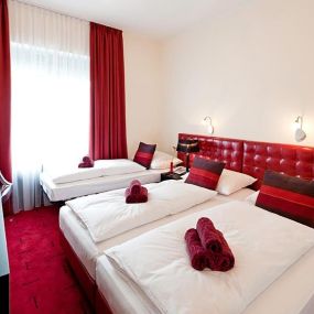 Dreibettzimmer im Hotel Esplanade in Köln, mit kostenlosem W-LAN, Flatscreen-TV, Minibar, Telefon und einem Arbeitsbereich.
