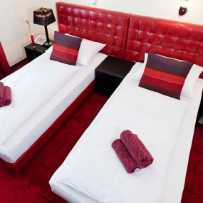 Zweibettzimmer im Hotel Esplanade in Köln, mit kostenlosem W-LAN, einem Telefon und einem Arbeitsbereich.