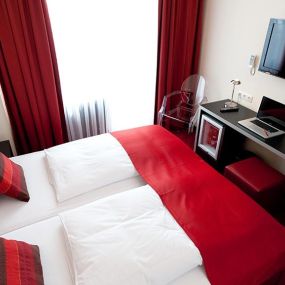 Doppelzimmer im Hotel Esplanade in Köln mit einem Flatscreen-TV, kostenlosem W-LAN und einer Minibar.