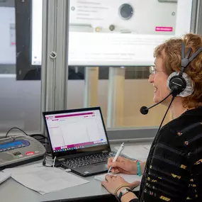 Valérie Bourmault Dipl.-Kauffrau, Master of Arts Konferenzdolmetschen bei der Arbeit