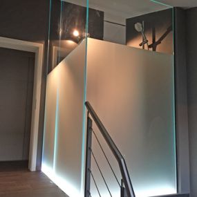Moderne Glas-Duschwand als Abschluss zur Treppe-Glaserei Wenzel München