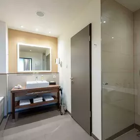 Guest room bath