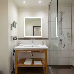 Guest room bath