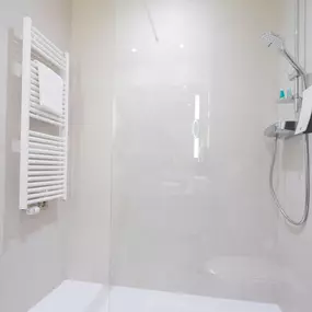 Guest room bath