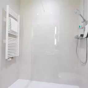 Guest room bath