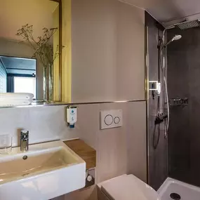 Guest room bath