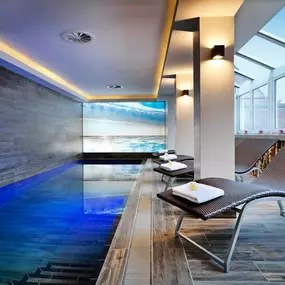 Swimming pool with counter-current system
