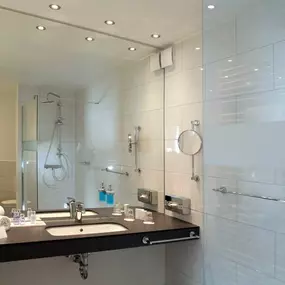 Suite bathroom