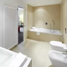 Suite bathroom