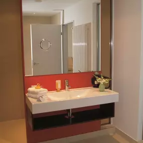 Guest room bath