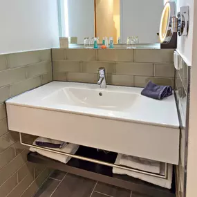 Guest room bath