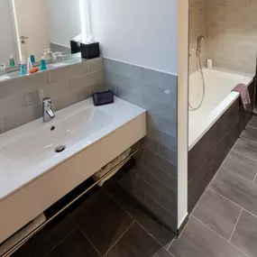 Guest room bath