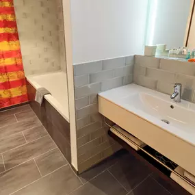 Guest room bath