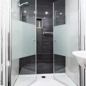 Guest room bath