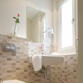 Guest room bath