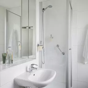 Guest room bath