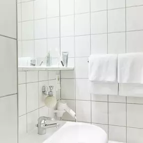 Guest room bath