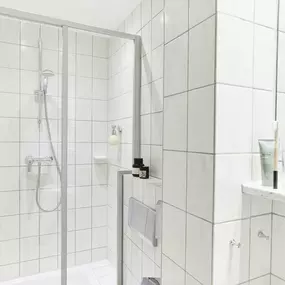 Guest room bath
