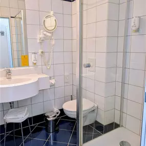 Guest room bath