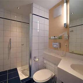 Guest room bath