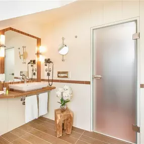 Guest room bath