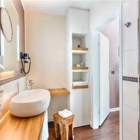 Guest room bath