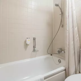 Guest room bath