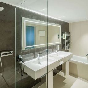 Deluxe Guest Bathroom