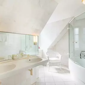 Guest room bath