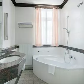 Guest room bath