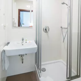 Guest room bath