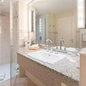 Guest room bath