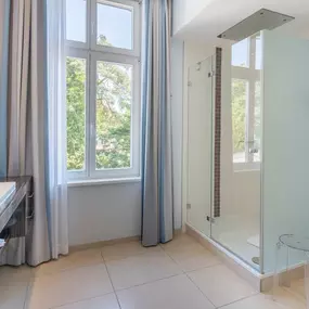 Guest room bath