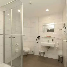 Guest room bath