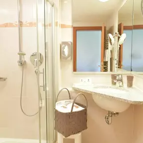 Deluxe double room bathroom