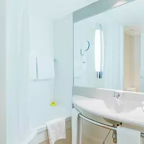 Guest room bath