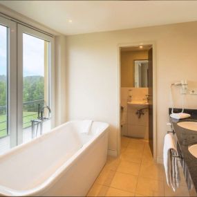 Golf View Suite Bathroom