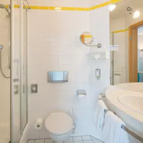 Guest room bath