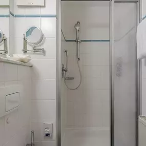 Guest room bath