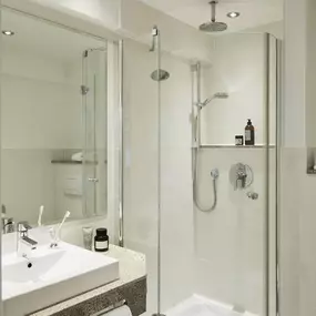 Guest room bath