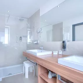 Guest room bath