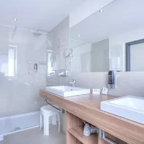 Guest room bath